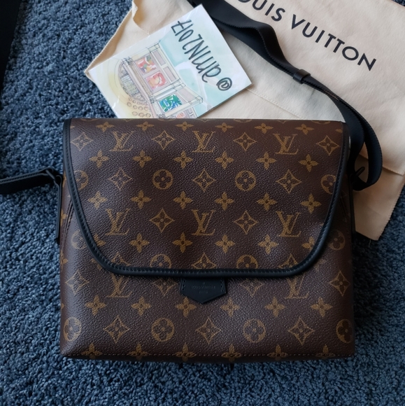 Louis Vuitton Monogram Magnetic Messenger - Picture 8 of 15